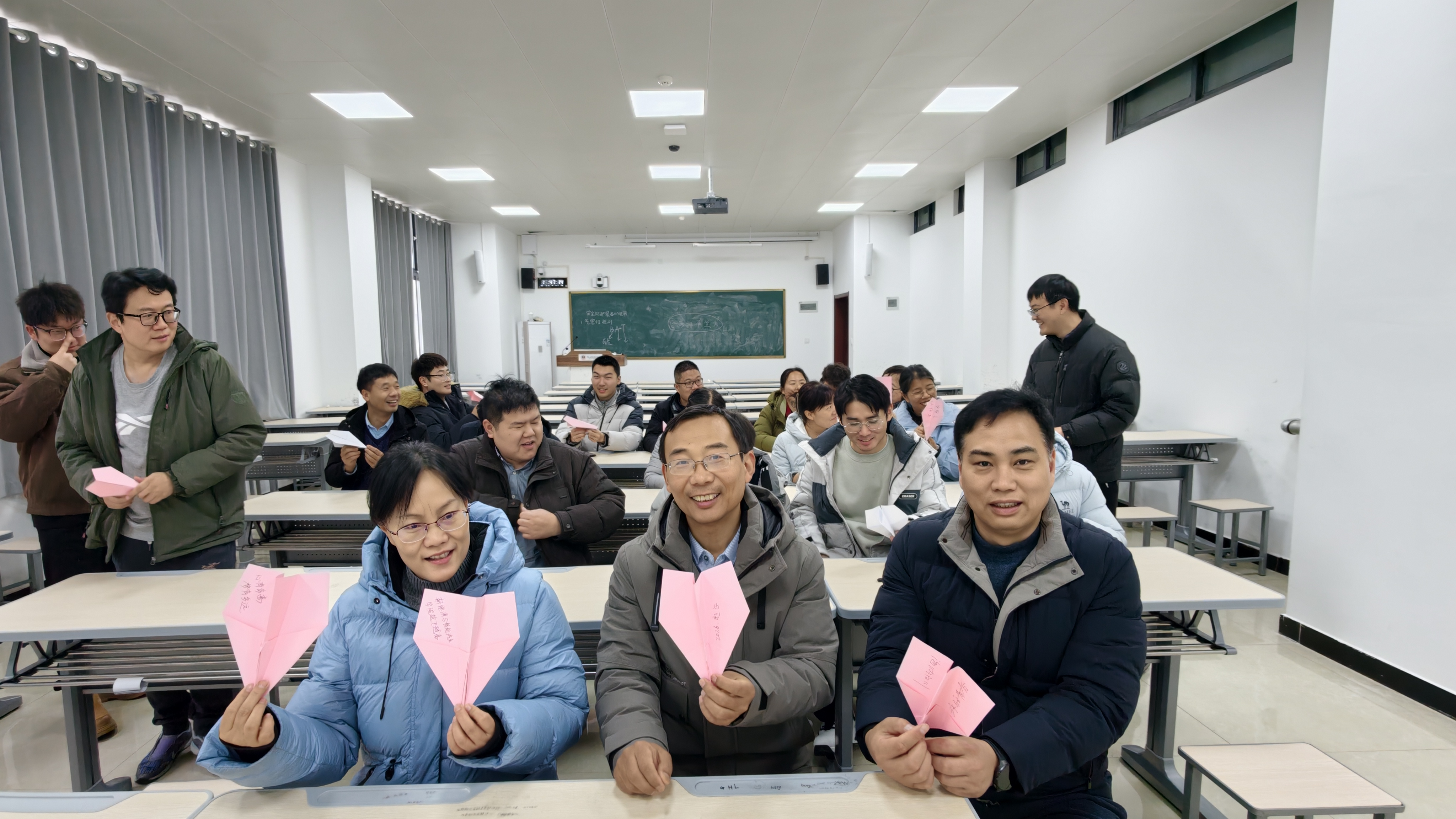 “一纸乘风舒心田，趣味解压暖师心”——新能源与智能汽车学院基层工会组织开展教师心理建设活动