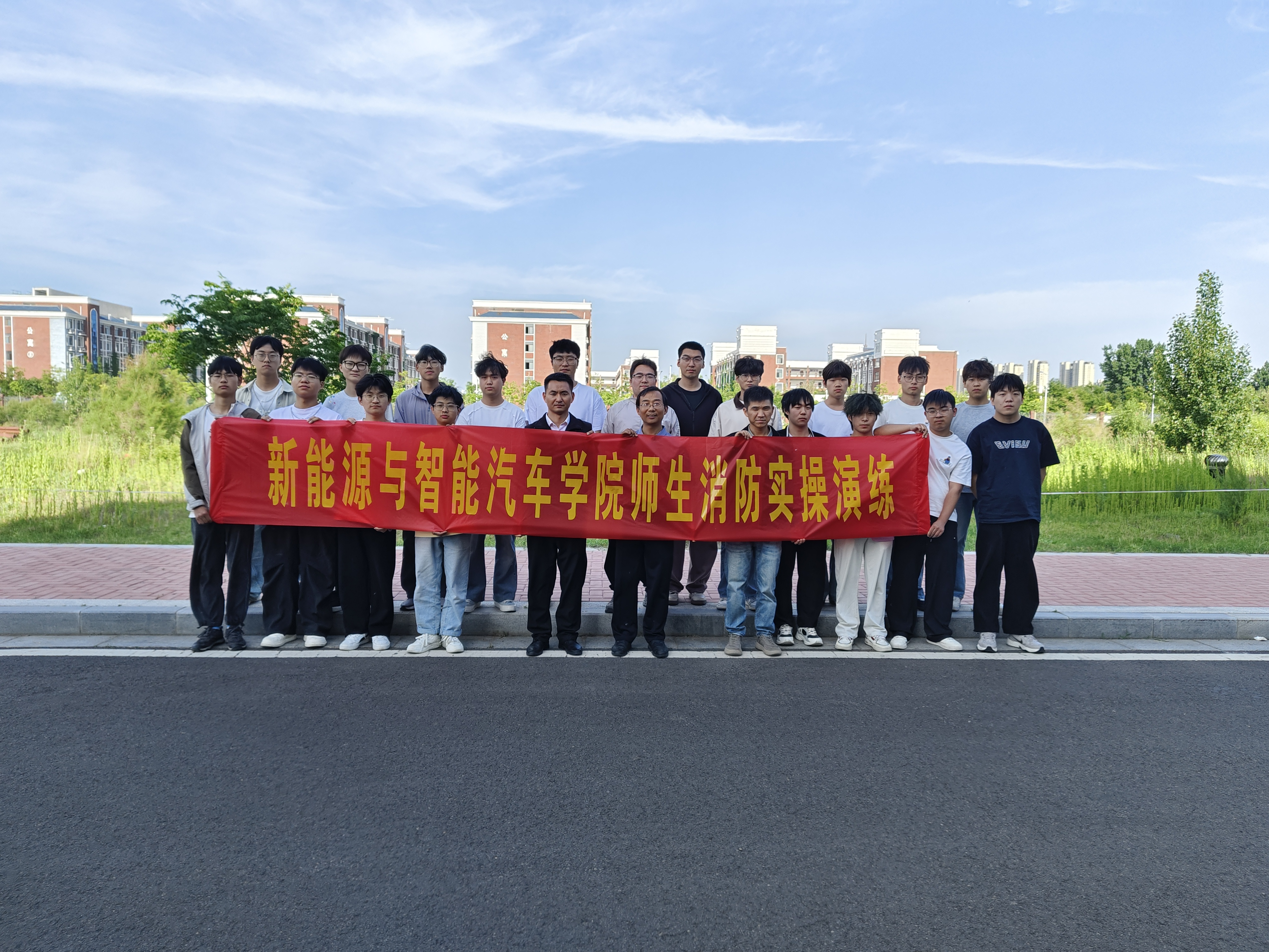 筑牢安全防线 护航师生平安——新能源与智能汽车学院开展消防培训和演练活动