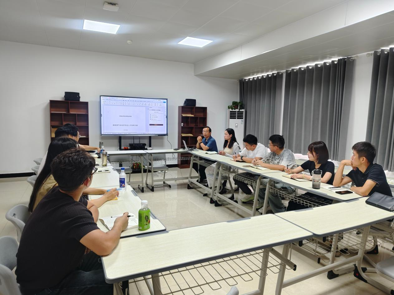 新能源与智能汽车学院召开辅导员内部交流培训会
