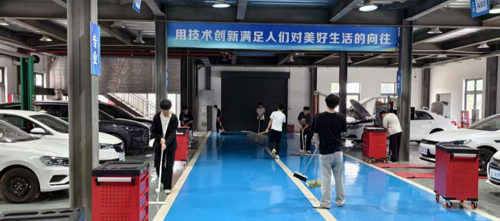 实训阵地“洁”出彩  职教新风育新人——新能源与智能汽车学院开展职教活动周实训室清扫专项活动